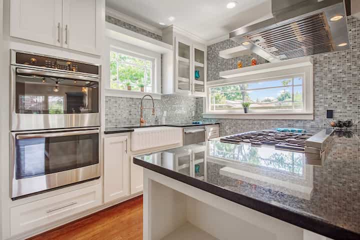 Hire kitchen refurbishment & appliances contractors in Vero Beach, Florida. Our expert fitters do extensions, design & installation.